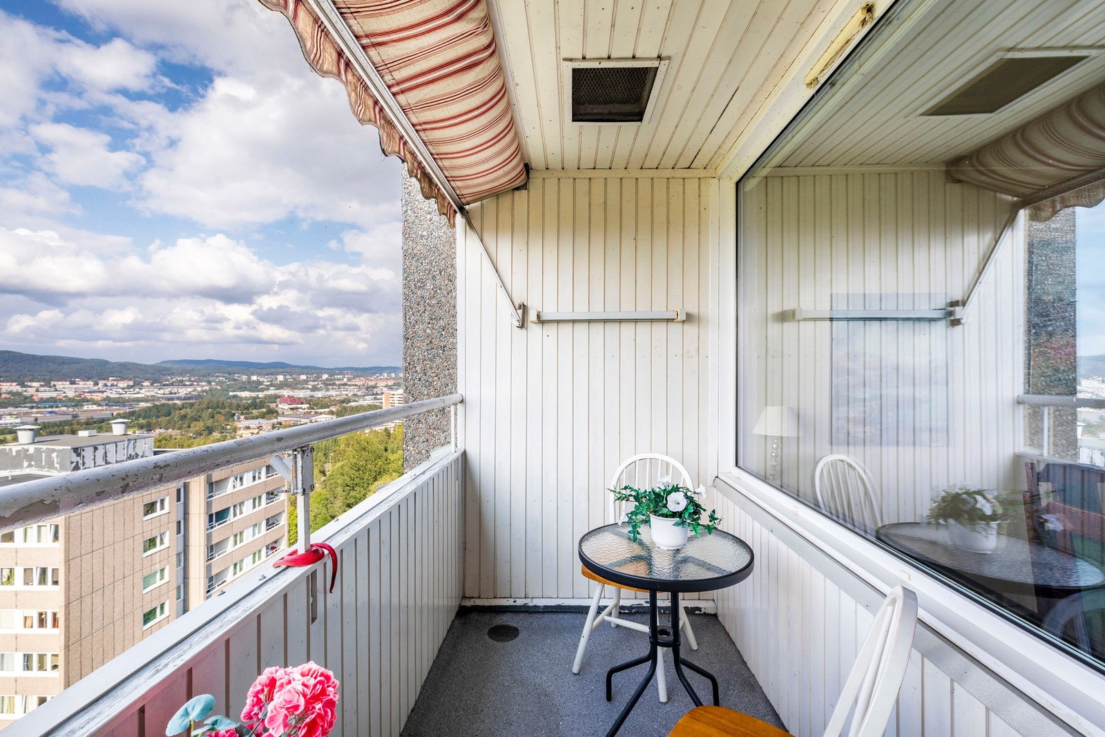 Balkongen har plass til hyggelig utemøblemet Galleribilde