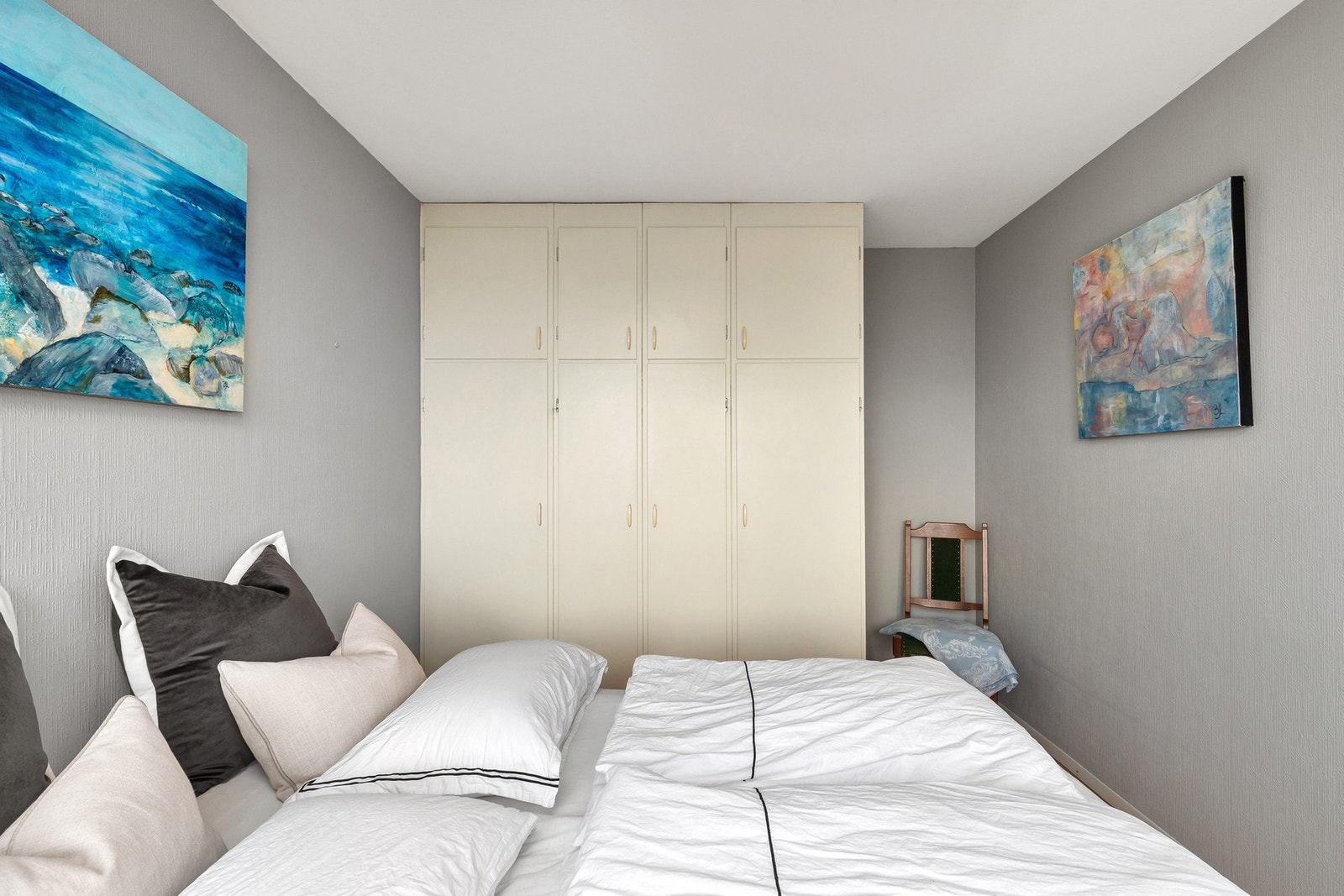 Lagringsplass i medfølgende garderobeskap Galleribilde