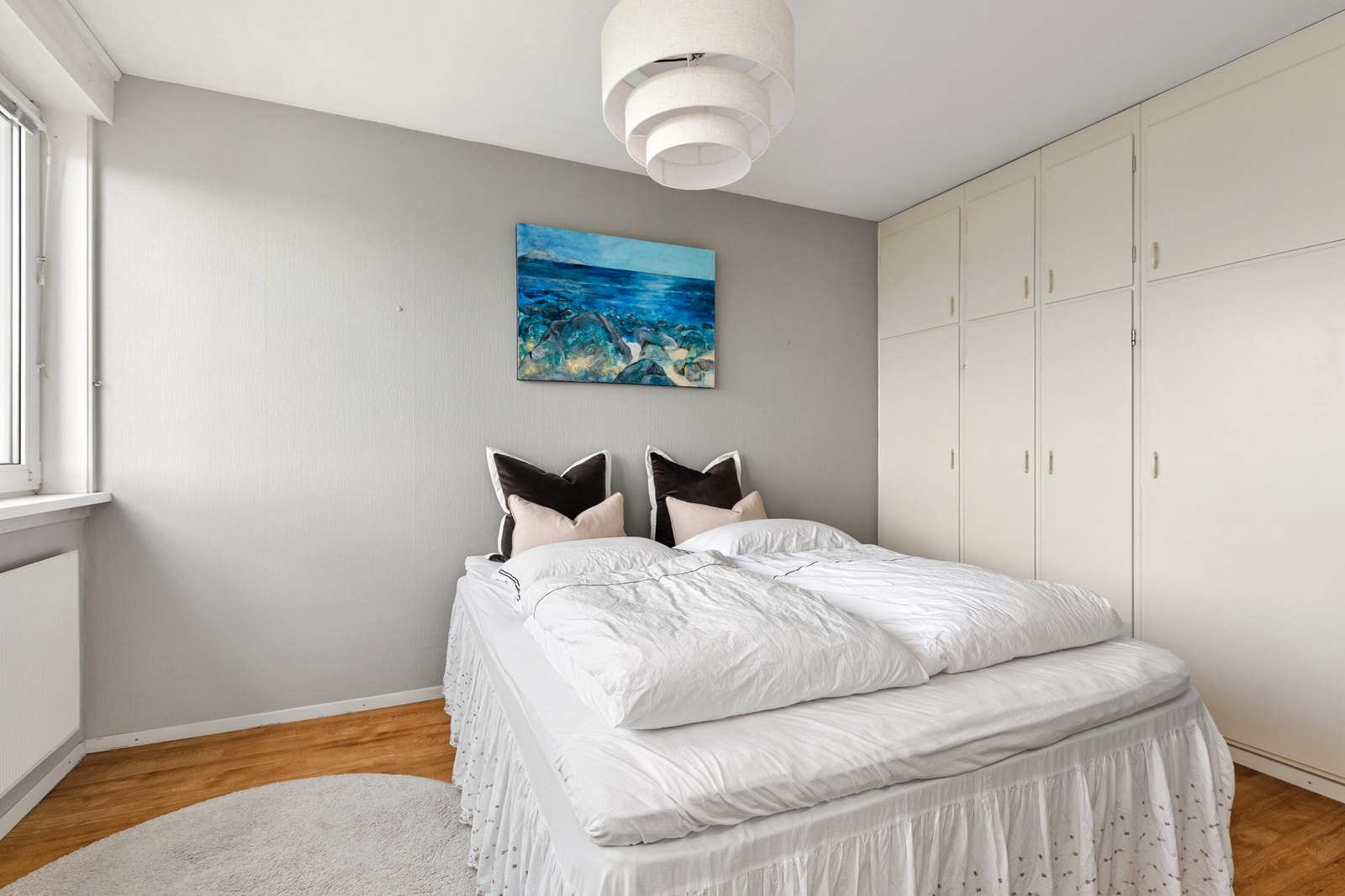 Soverommet er av god størrelse med plass til dobbeltseng og nattbord Galleribilde