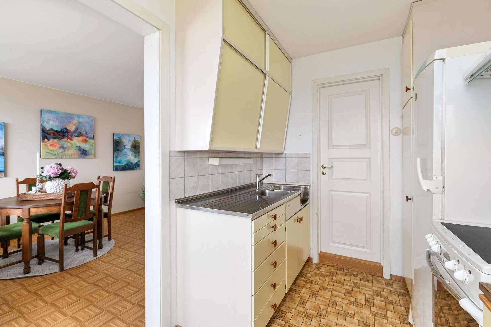 Fra stue er det adkomst til leilighetens kjøkken Galleribilde