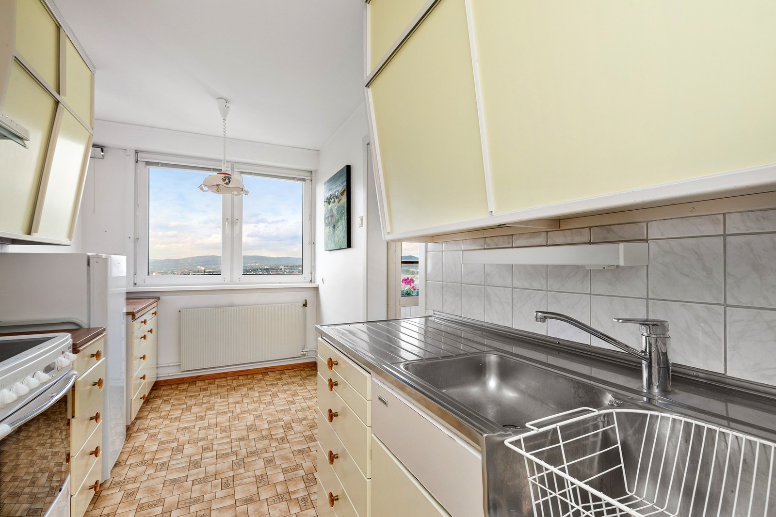 Heldekkende oppvaskkum og fliser over benk Galleribilde