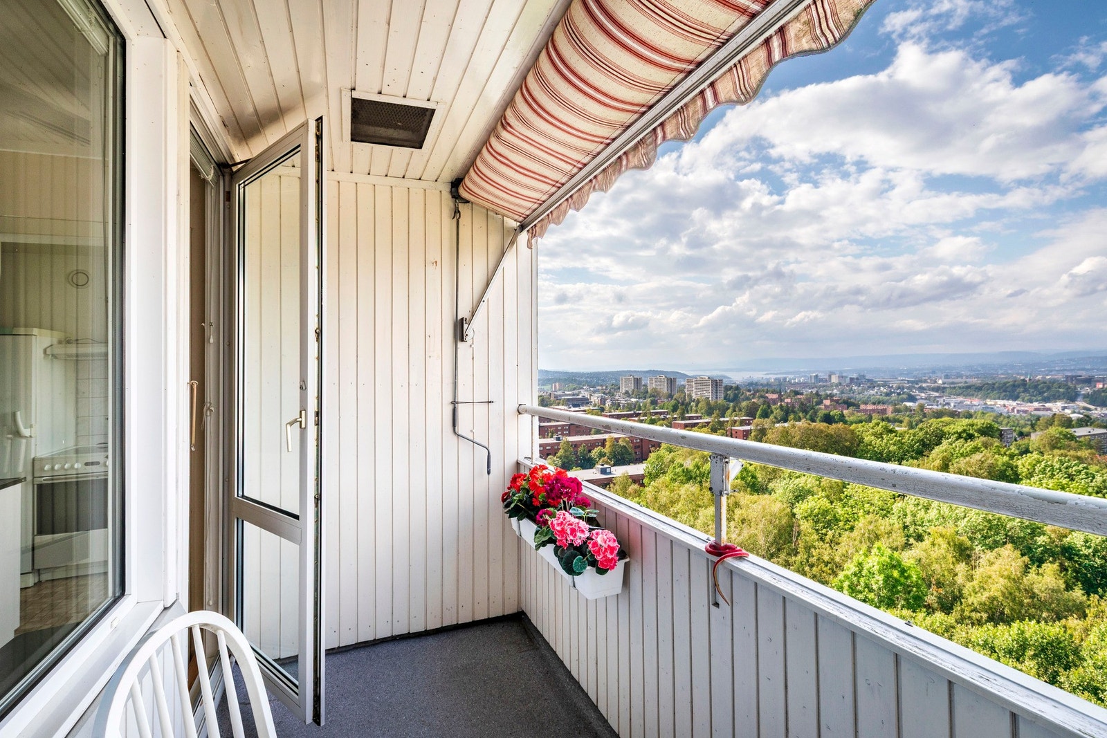 Fra stuen er det utgang til solrik balkong med panorama utsikt. Galleribilde