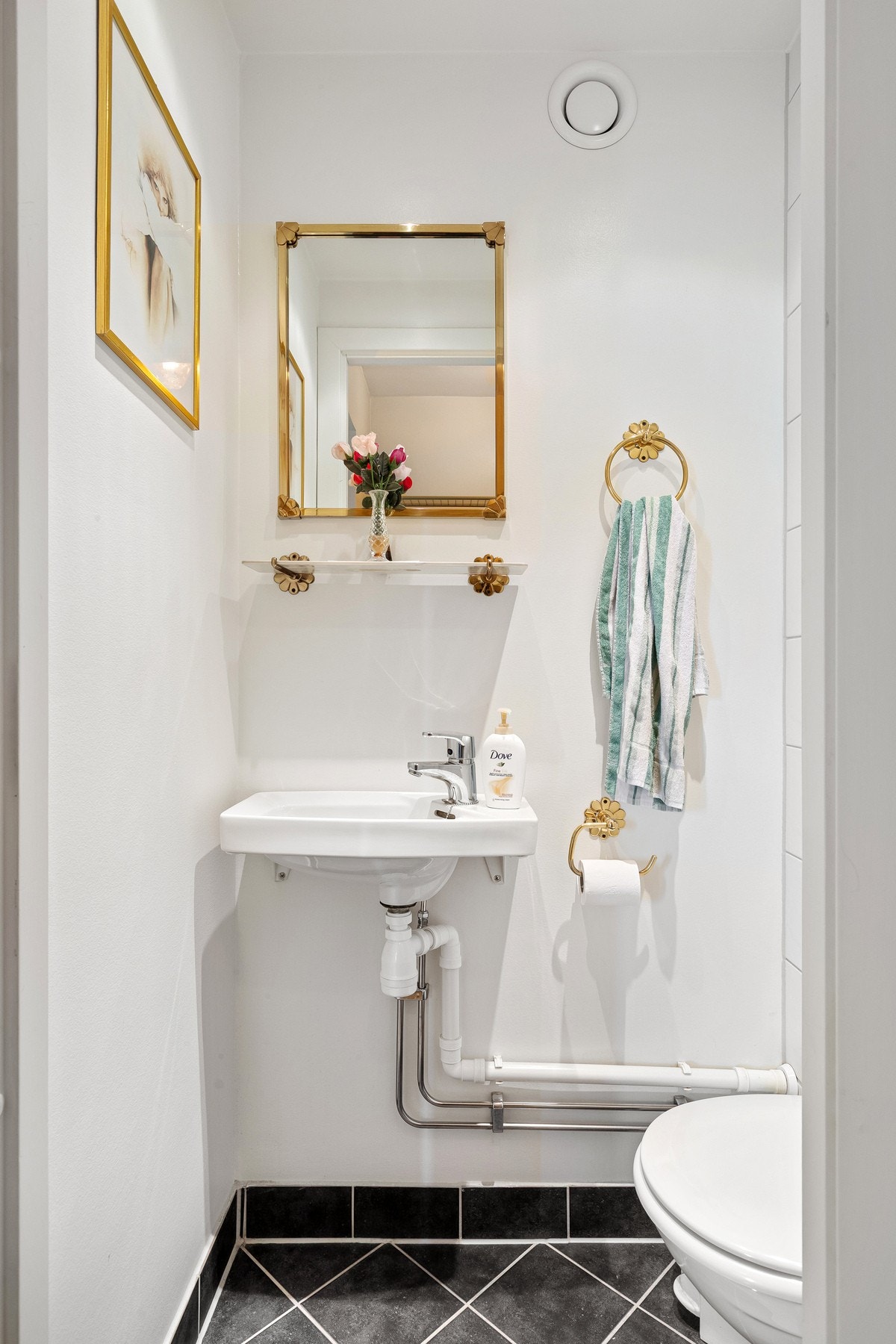 Separat toalettrom med veggmontert toalett og servant Galleribilde