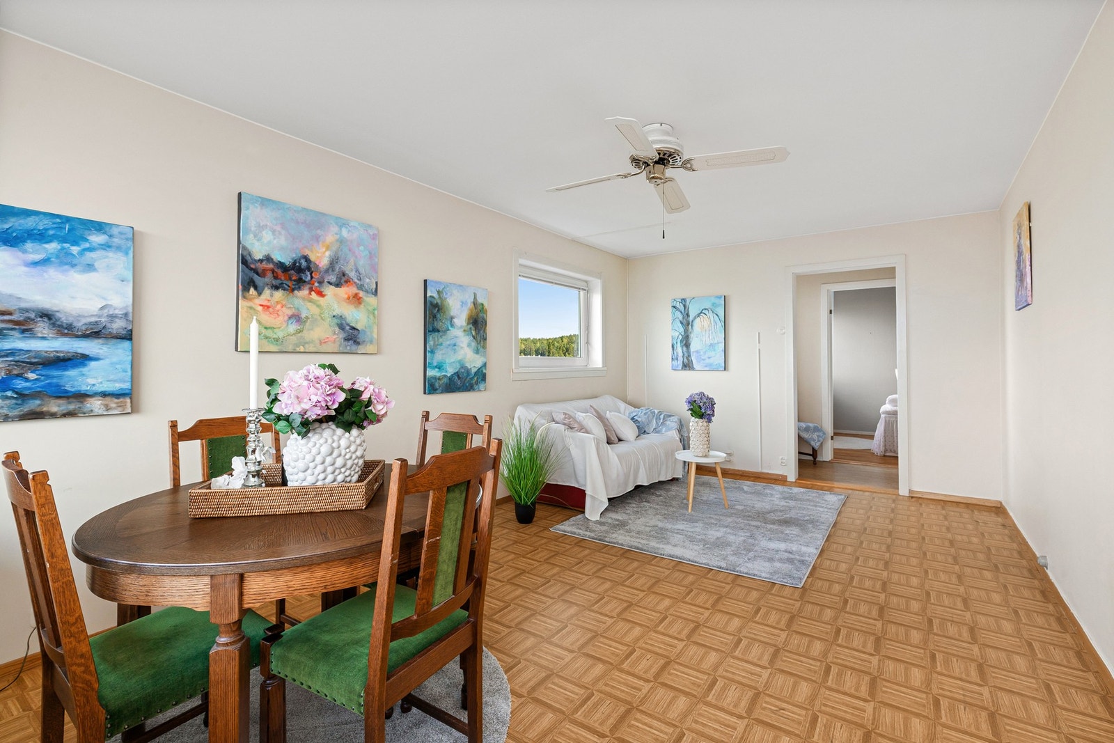 Stuen er av god størrelse med plass til både spisebord og sofagruppe med tilhørende møblement Galleribilde