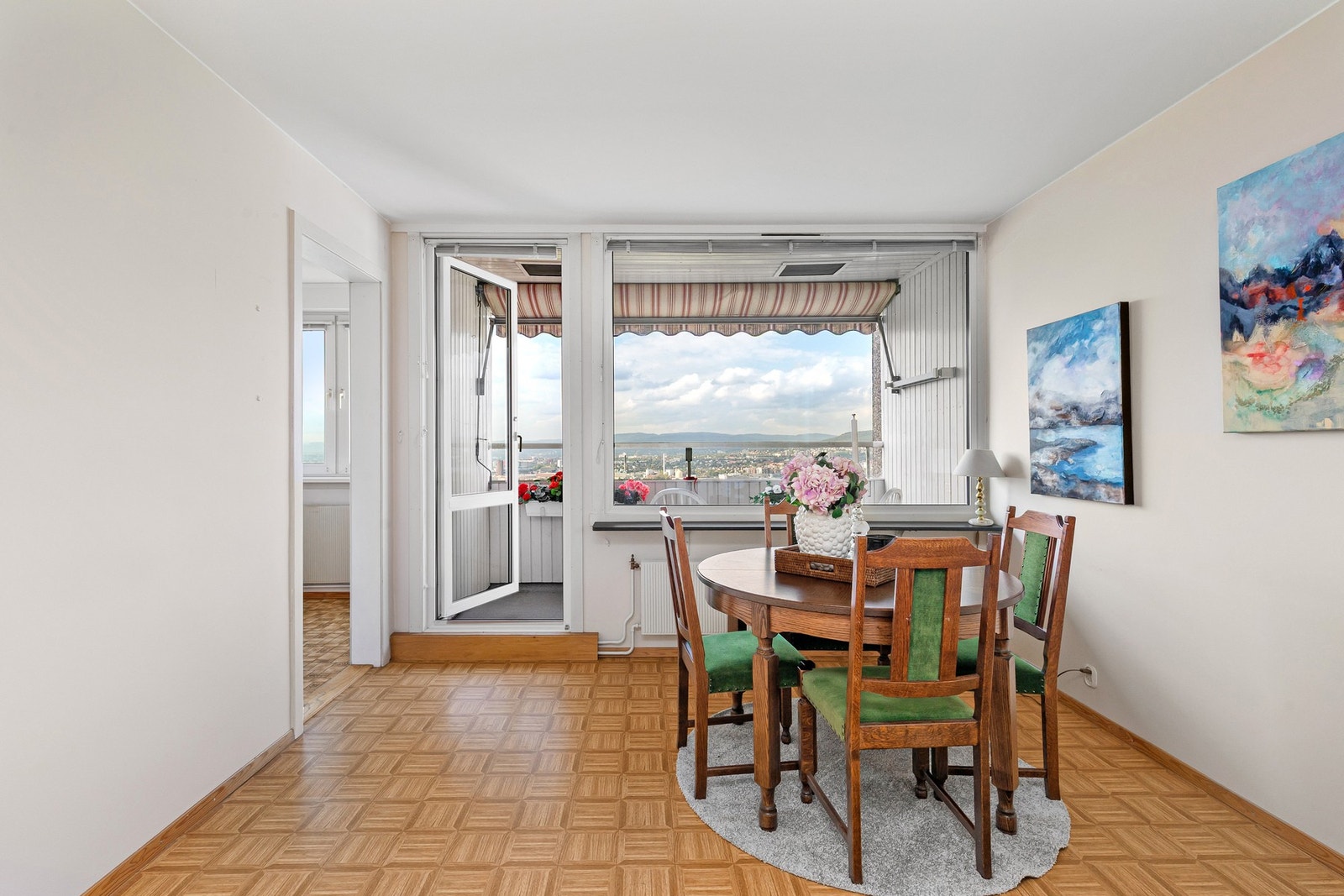 Fra stuen er det utgang til leiligheten balkong Galleribilde