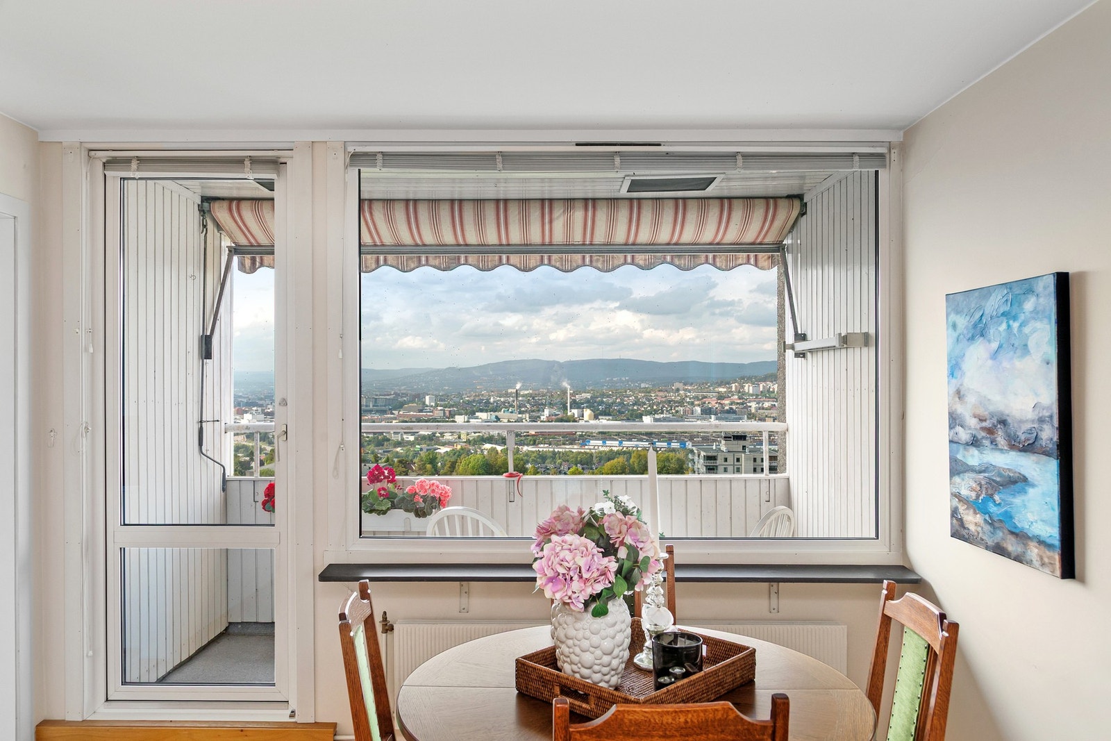 Nyt hyggelig utsyn fra middagsbordet Galleribilde