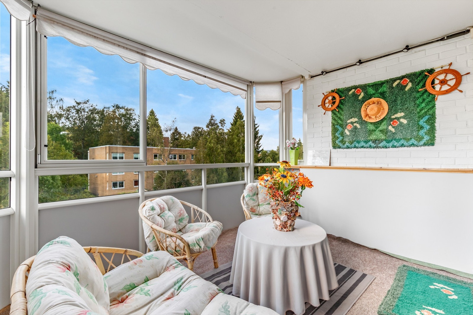 Stor og innglasset balkong på 9 m² - et ekstra oppholdsrom hvor du kan nyte både morgenkaffen og lange sommerkvelder. Galleribilde