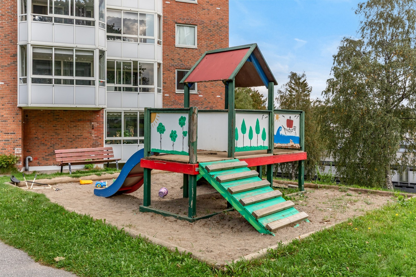 Felles lekeplass like utenfor bygget - et trygt og barnevennlig miljø. Galleribilde