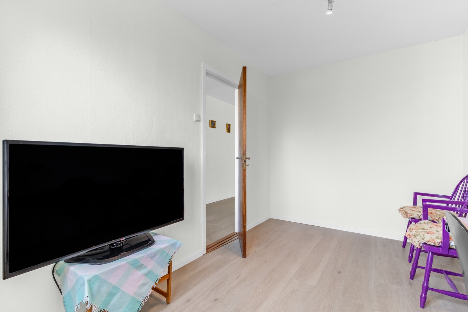 Praktisk rom som kan benyttes som soverom, kontor eller gjesterom. Galleribilde