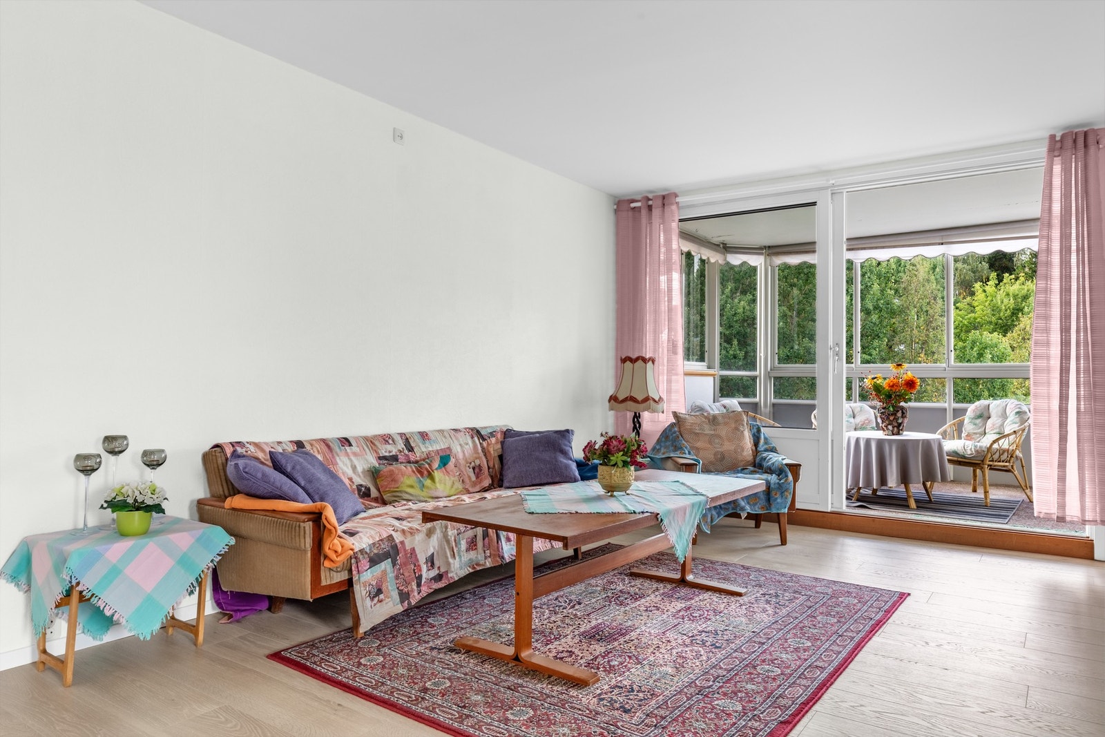 Romslig stue med store flater som kan tilpasses egen stil. Galleribilde