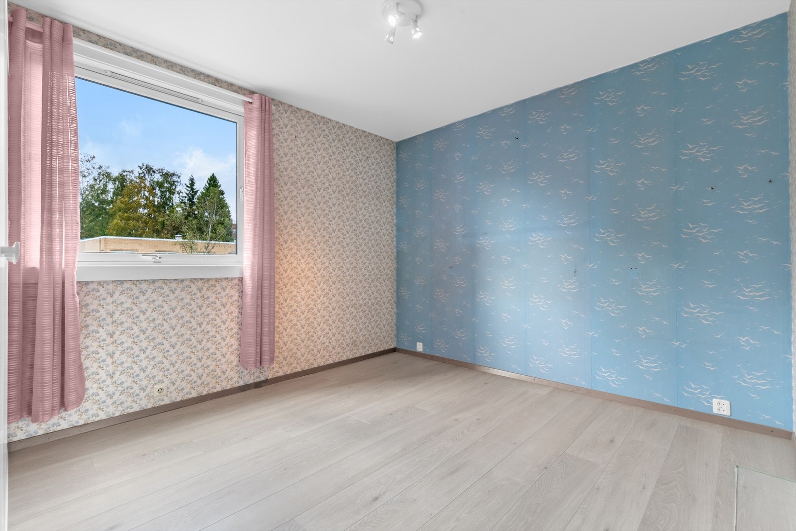 Soverom 2 med god størrelse og naturlig lysinnslipp fra vinduet. Galleribilde