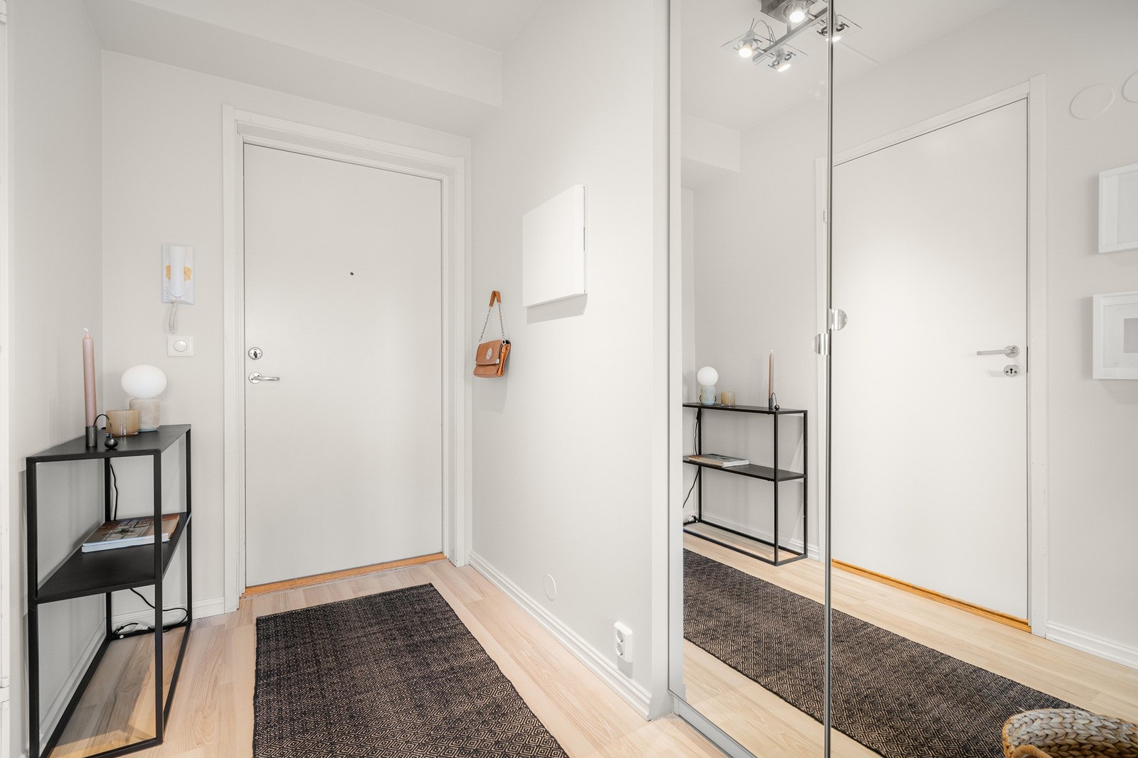 Lys og innbydende entré med garderobeløsning og speildører som gir både oppbevaring og romfølelse. Galleribilde