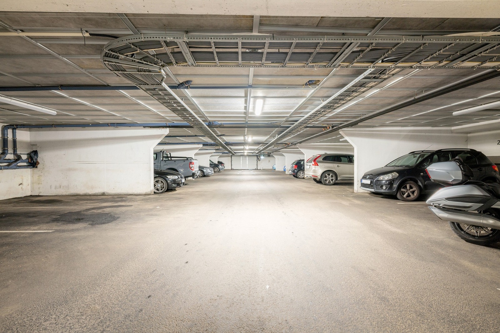 Oppvarmet felles garasjeanlegg med egen parkeringsplass og mulighet for elbillader (250 kr. i mnd). Galleribilde