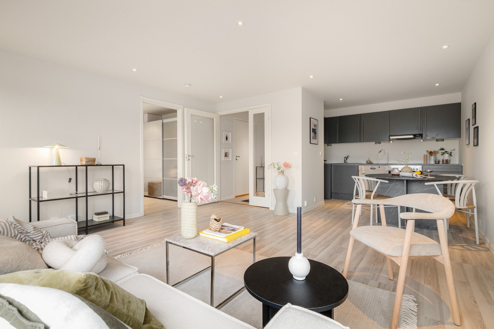 Åpen og sosial planløsning med stue og kjøkken i tilknytning. Galleribilde