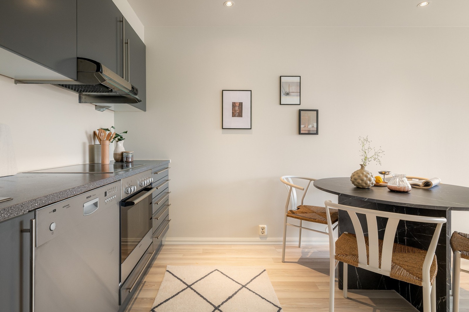 God plass til spisebord i tilknytning til kjøkkensonen. Galleribilde