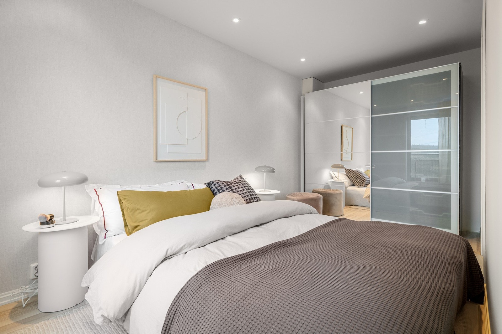 Lyst soverom med plass til dobbeltseng og garderobeløsning med speilskyvedører som gir ekstra god romfølelse. Galleribilde