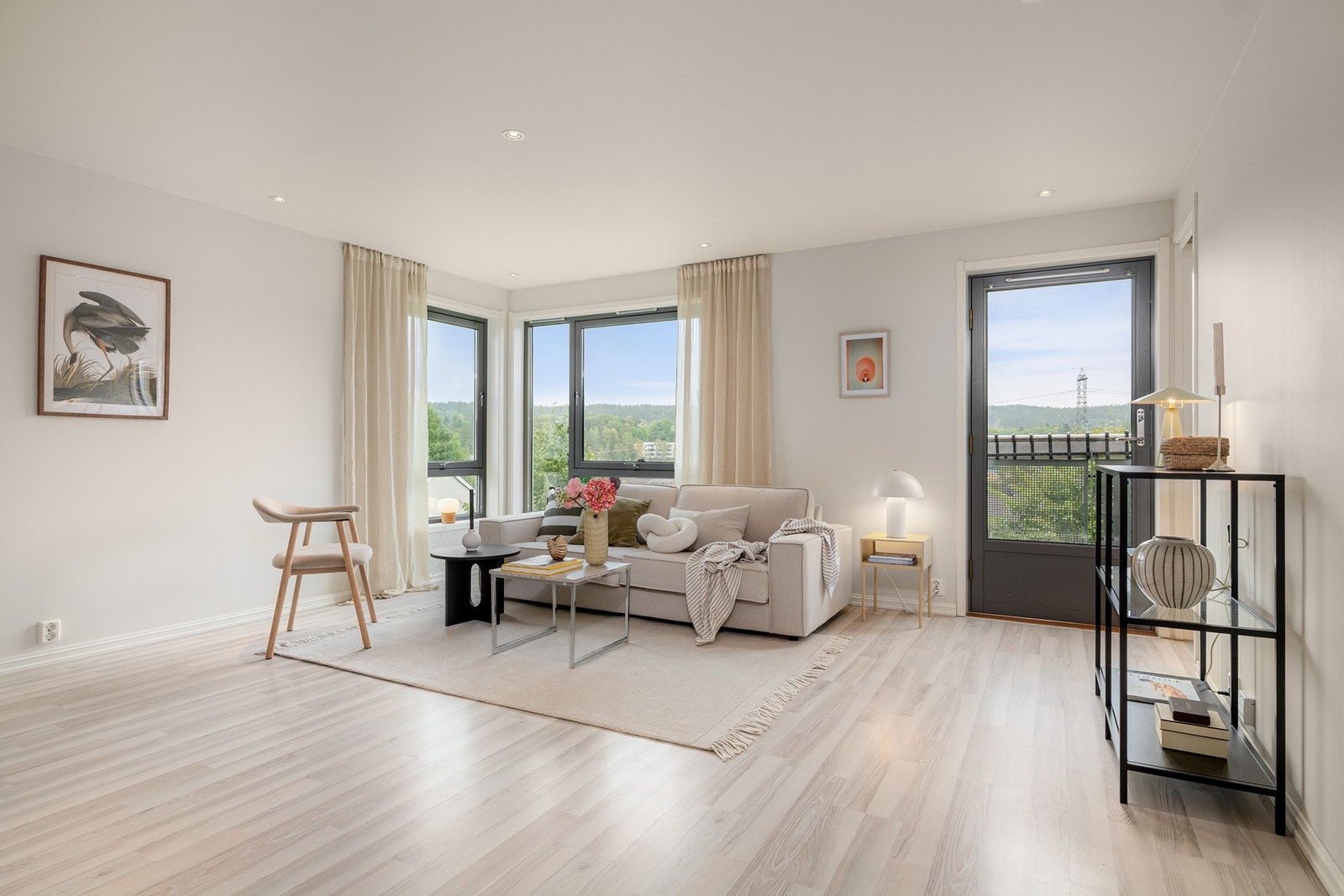 Velkommen til Skullerudskogen 1. Lys og luftig stue med store vindusflater, varmtvann inkludert, fransk balkong og nymalte overflater (2025). Galleribilde