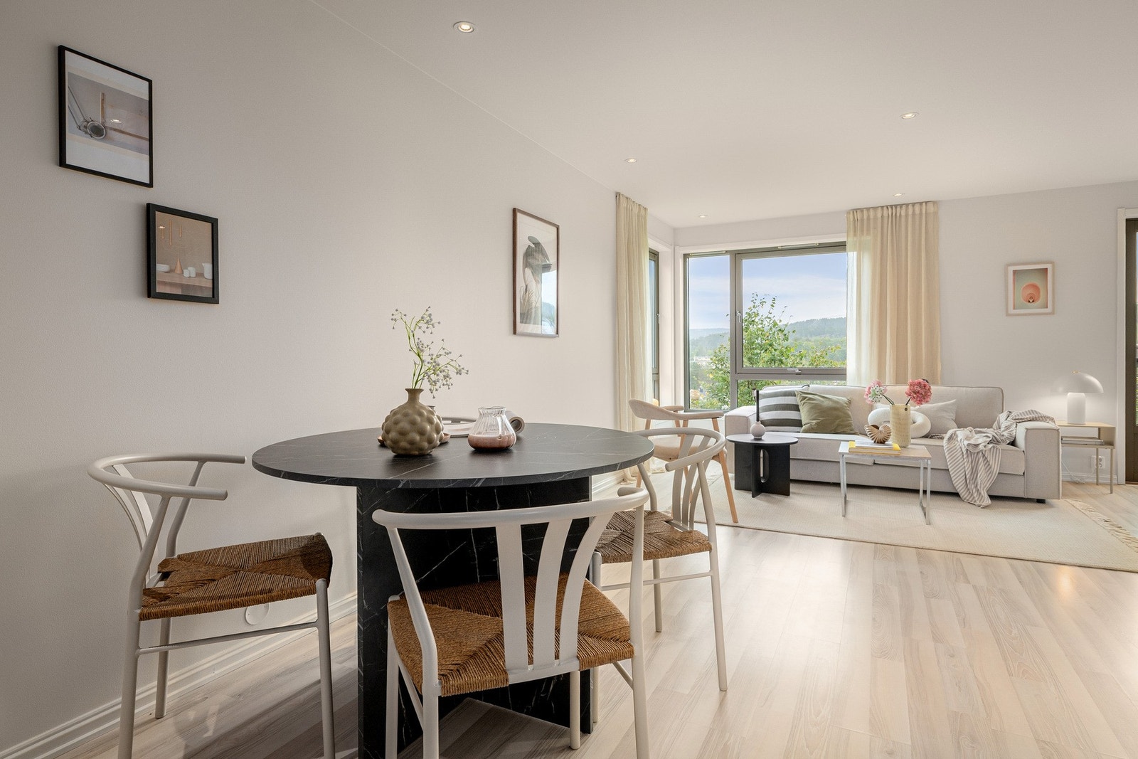 Innbydende stuedel med store vinduer som slipper inn rikelig med dagslys. Nymalte overflater i lys beige gir et friskt og moderne preg. Galleribilde