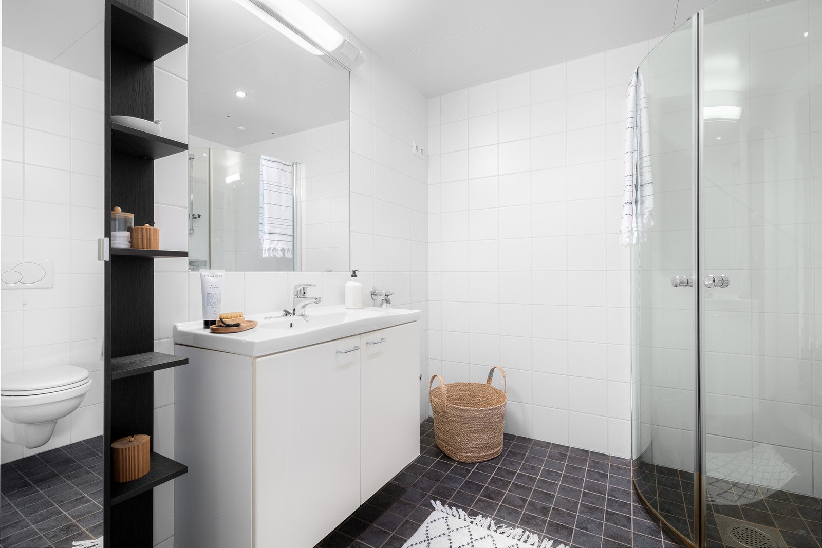 Heldekkende servant, speil med belysning. Galleribilde