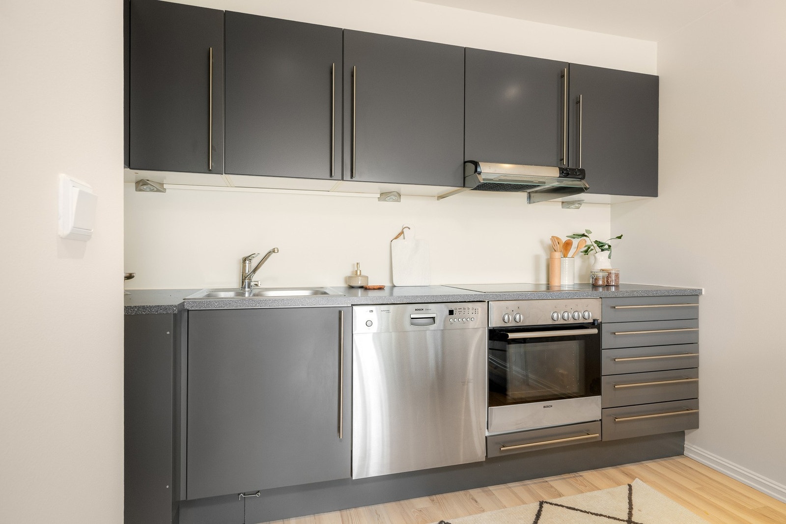 Funksjonelt kjøkken med hvitevarer, ventilator og plass til kjøl/frys. Galleribilde