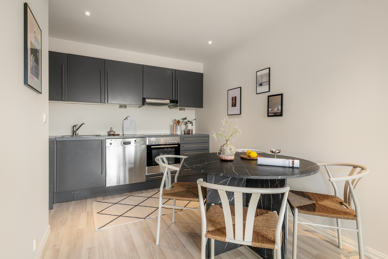 God plass til et større spisebord med tilhørende stoler. Galleribilde