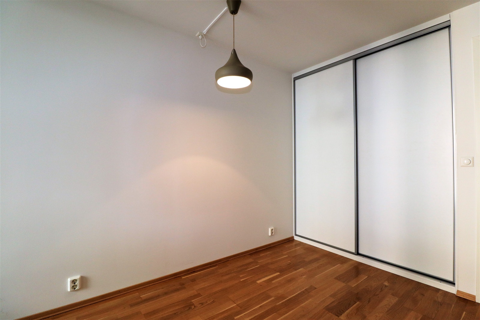 Romslig garderobe Galleribilde