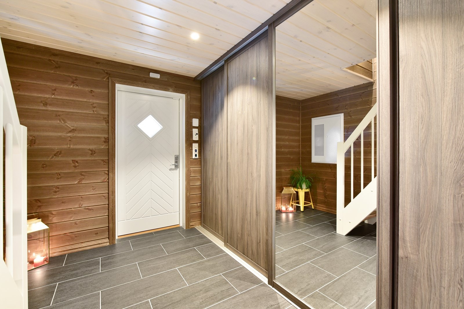 Gangen er praktisk innredet med skyvedørsgarderobe med speil. Dette gir dybde til rommet i tillegg til masse oppbevaringsplass Galleribilde