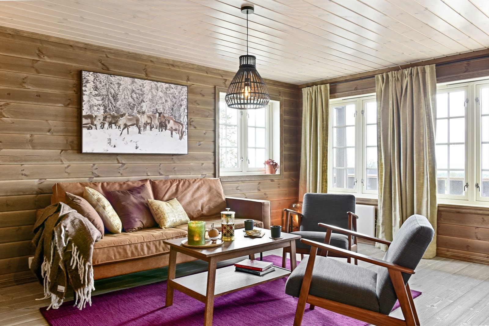 Fritidsboligen er i lyse og trivelige farger. Galleribilde