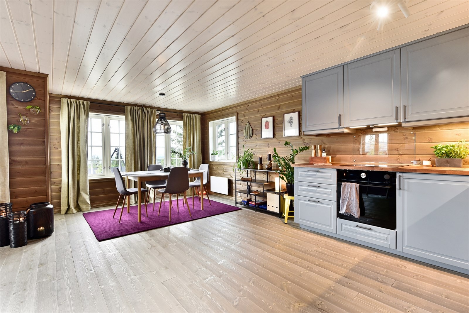 Stue og kjøkken i moderne åpen løsning Galleribilde