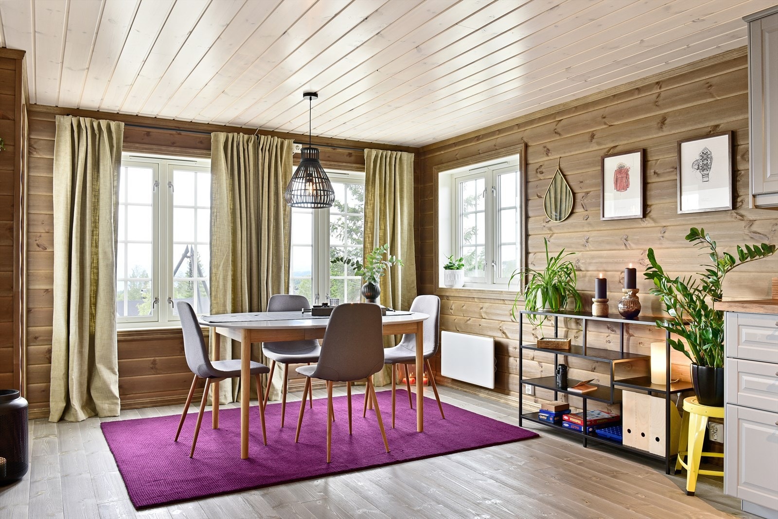 Nyt et godt måltid mens du skuer ut i vakre omgivelser. Galleribilde