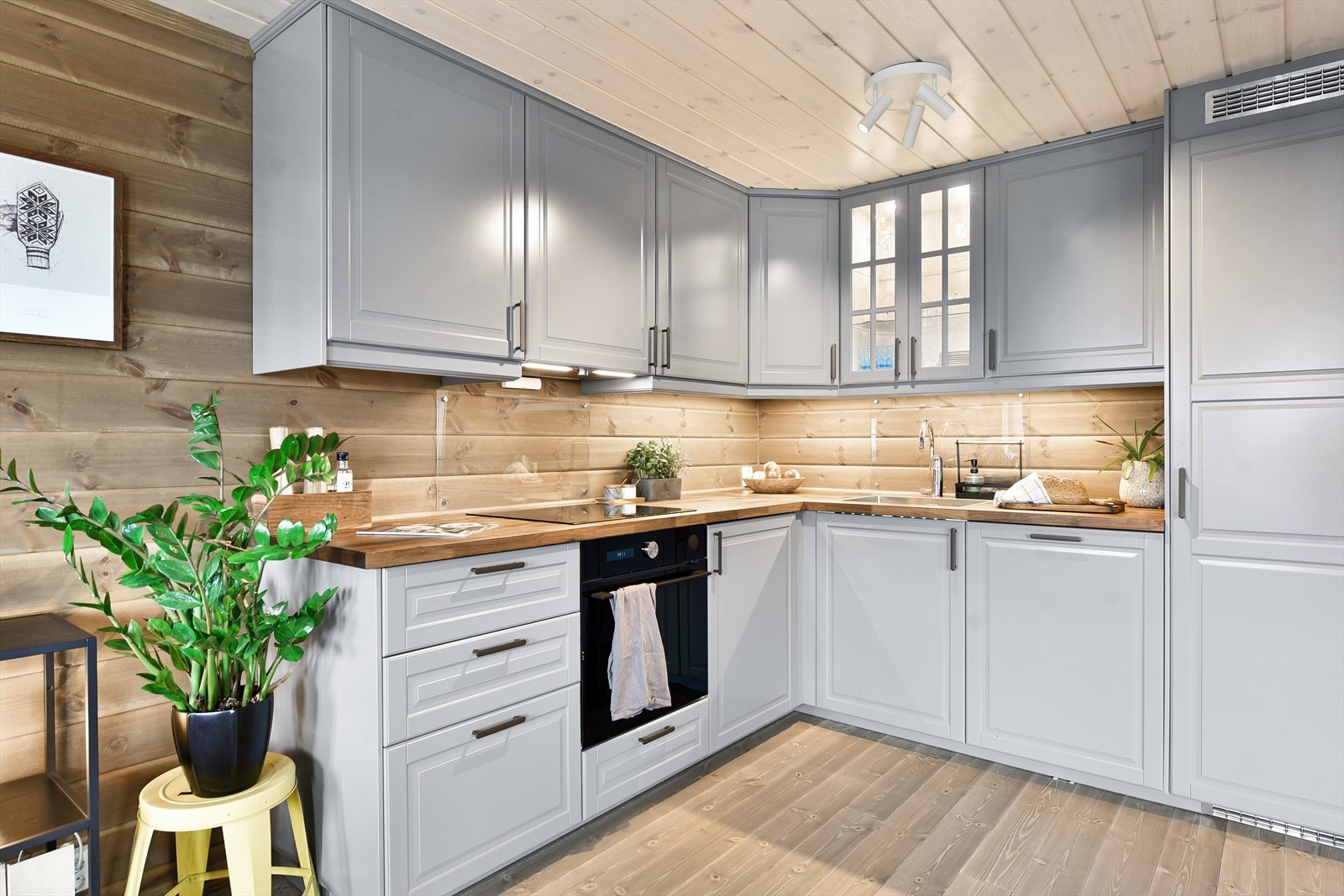 Kjøkkenet har integrerte hvitevarer Galleribilde