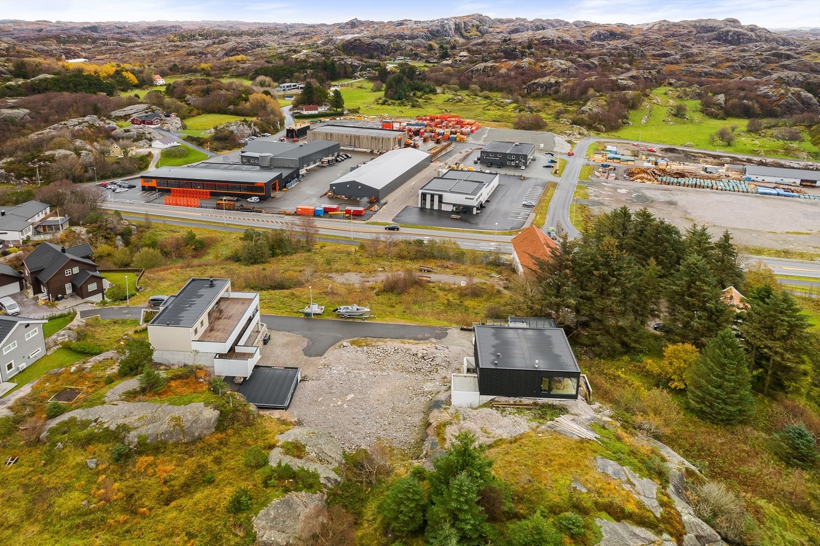 Tomten grenser mot et friområde mot vest. Galleribilde