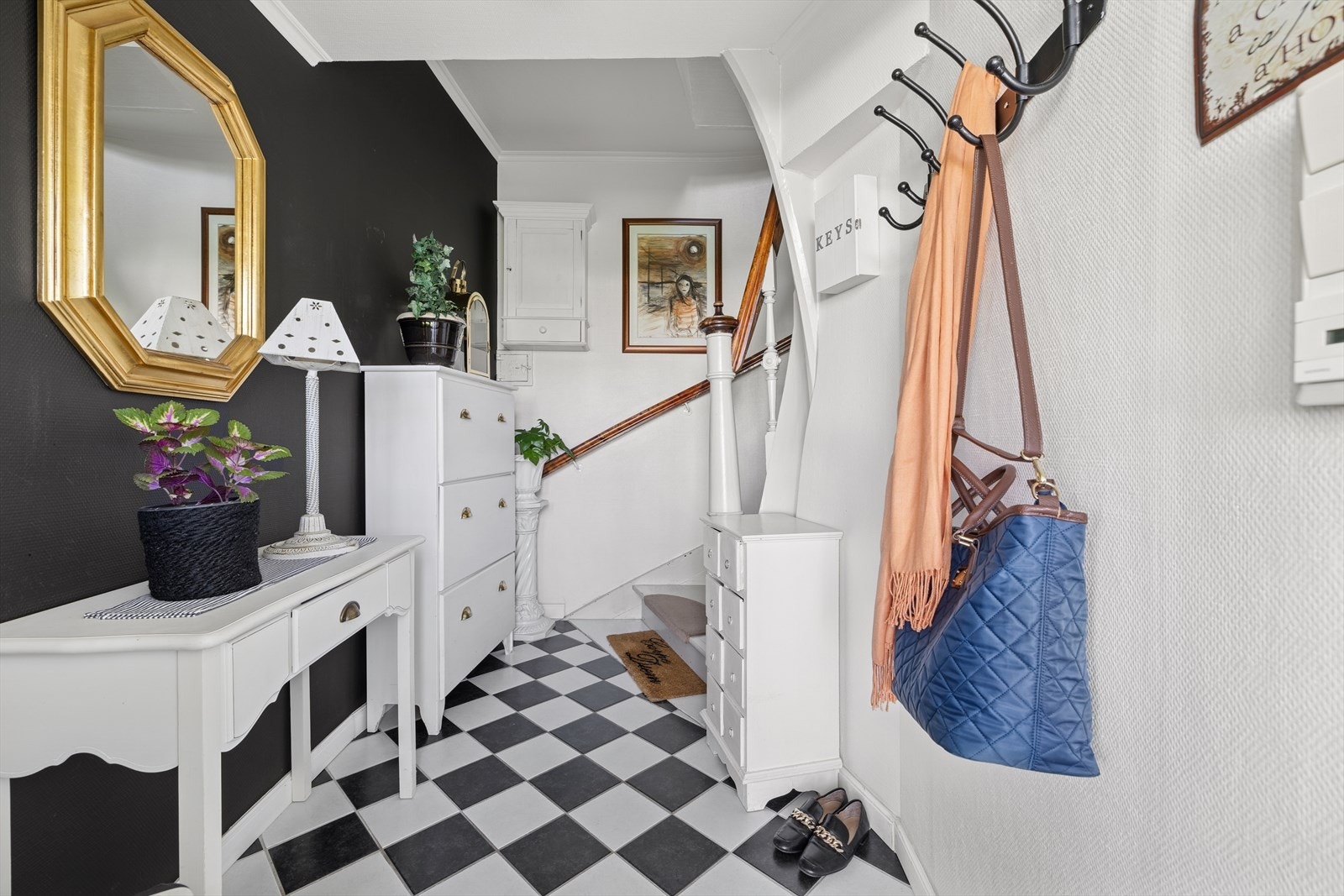 Entré i 1. etasje med klassisk preg og trapp videre opp til hovedetasjen Galleribilde