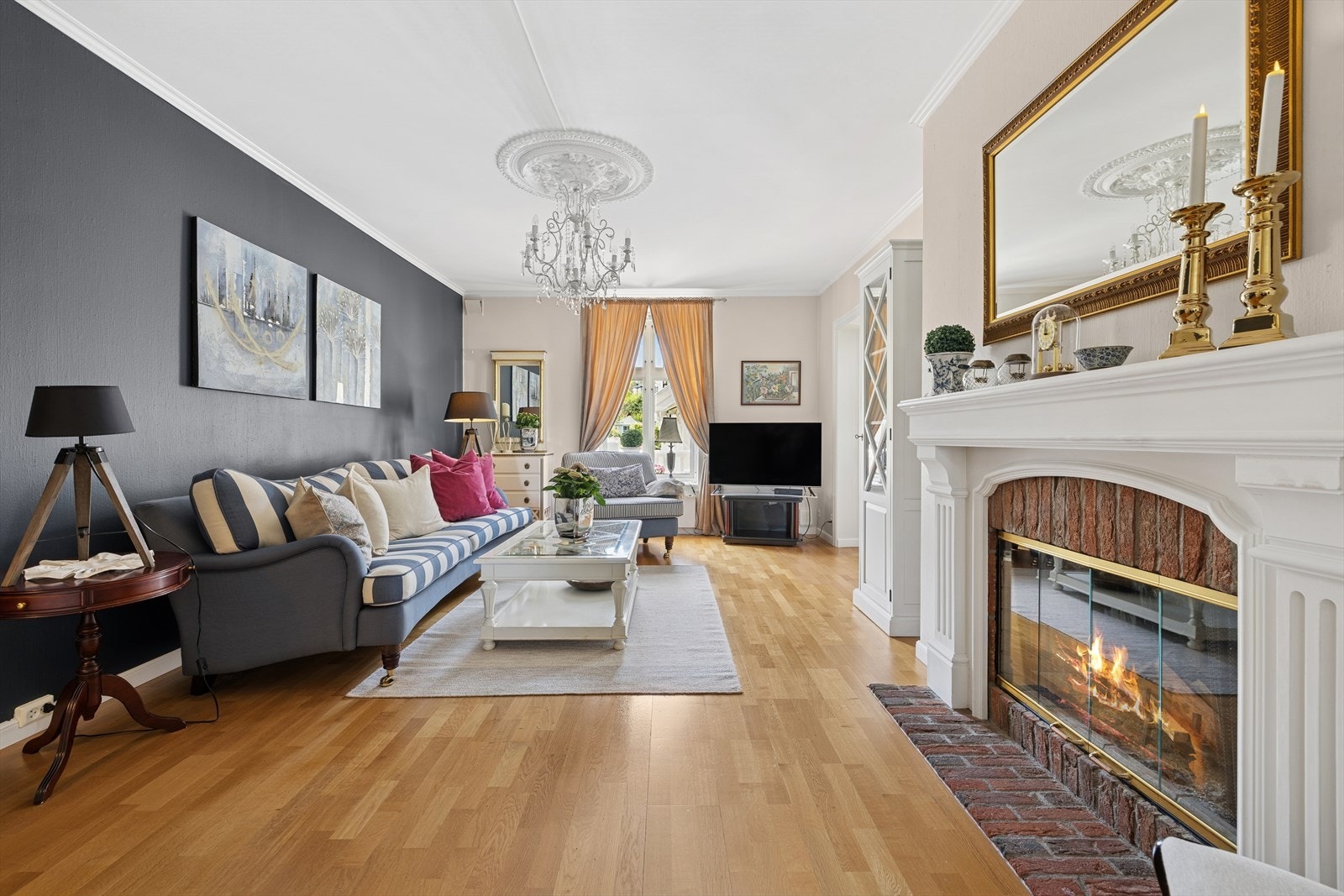 Her får du en herskapelig stue med både volum og varme Galleribilde