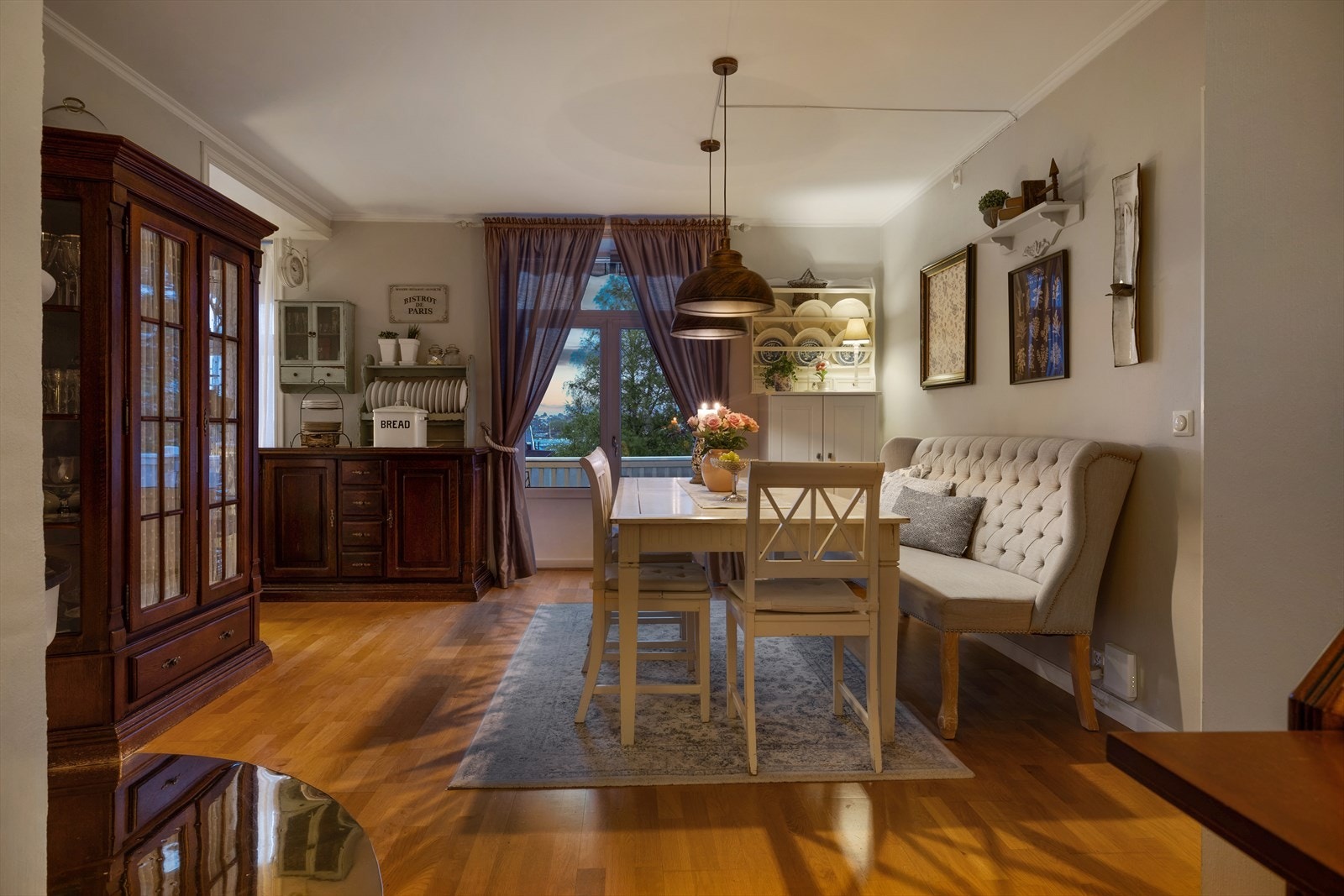 Grimsrød Gård har røtter tilbake til 1700-tallet - her bor du i historiske omgivelser med særpreg og sjel. Galleribilde