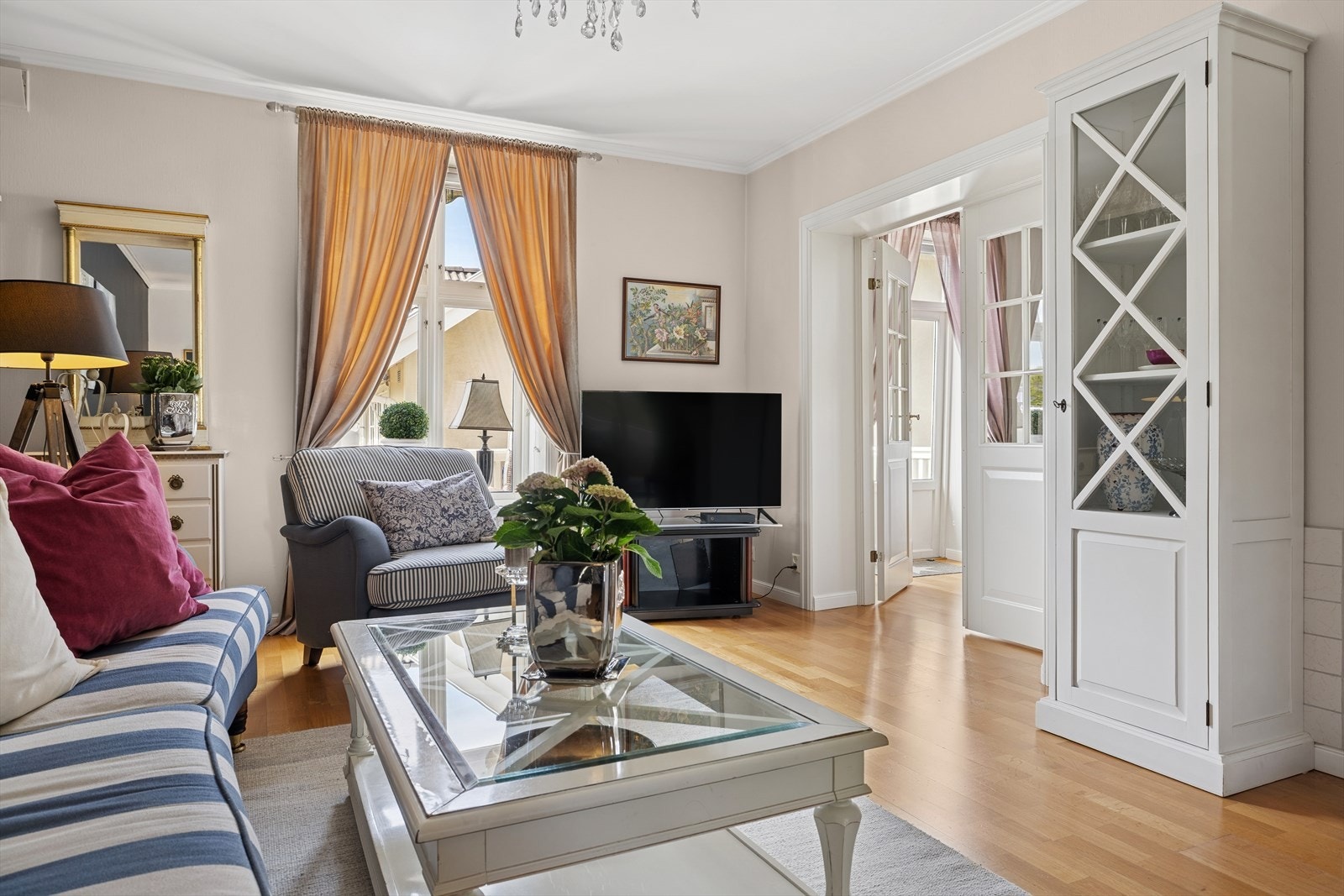 Fra stuen er det adkomst til soverom nummer to, som i dag benyttes som kontor. Galleribilde