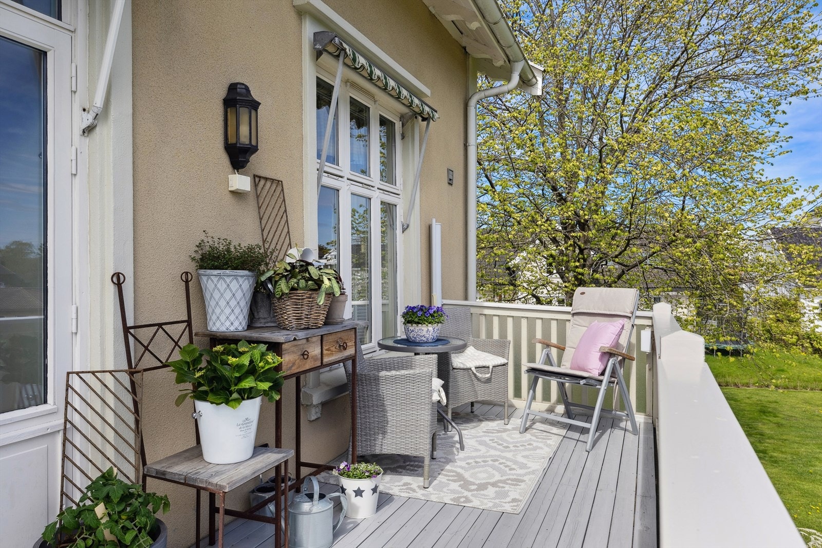 Balkongen har plass til både sittegruppe og blomsterkasser Galleribilde