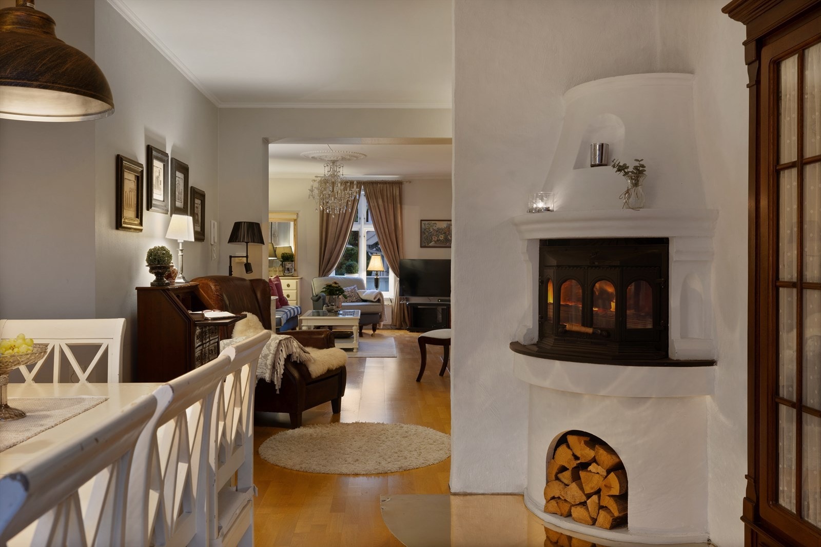 Peisen i spisestua varmer godt. Galleribilde