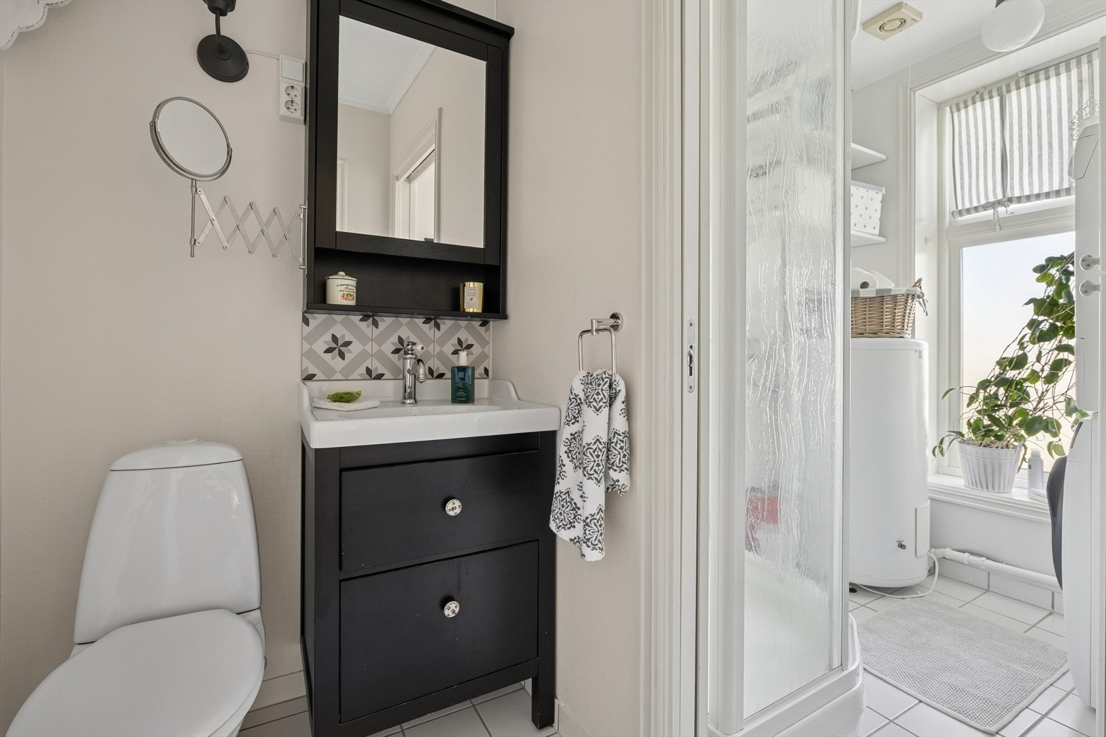 Bad nummer to ligger ved trappen og er delt opp med toalett og vaskerom i hver sin sone - sistnevnte med dusj og opplegg for vaskemaskin Galleribilde