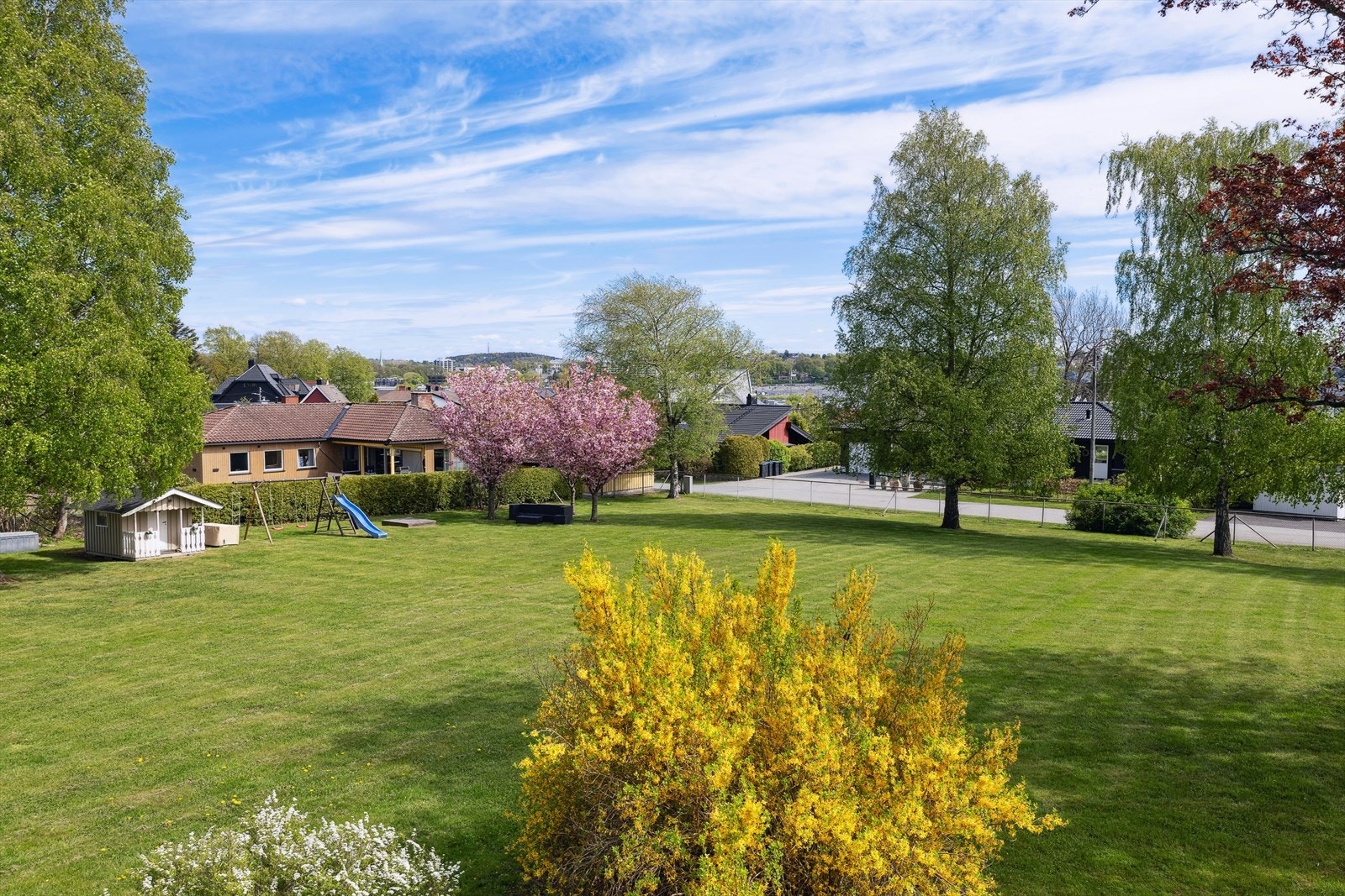 Sameiet har pent opparbeidede uteområder. Galleribilde