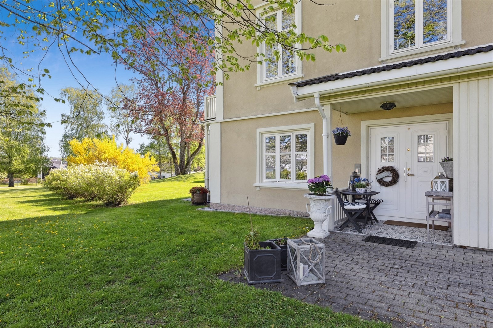 Velkommen til en praktfull og herskapelig selveierleilighet på Grimsrød Gård. Egen inngang med sjarmerende inngangsparti gir en lun og privat velkomst. Galleribilde