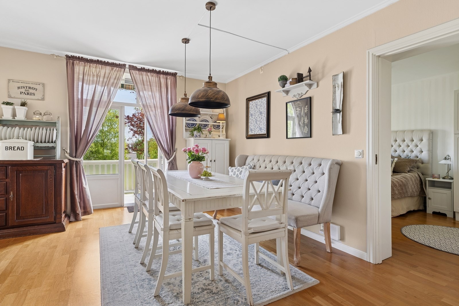 Store vindusflater gir flott utsyn og slipper inn rikelig med dagslys Galleribilde