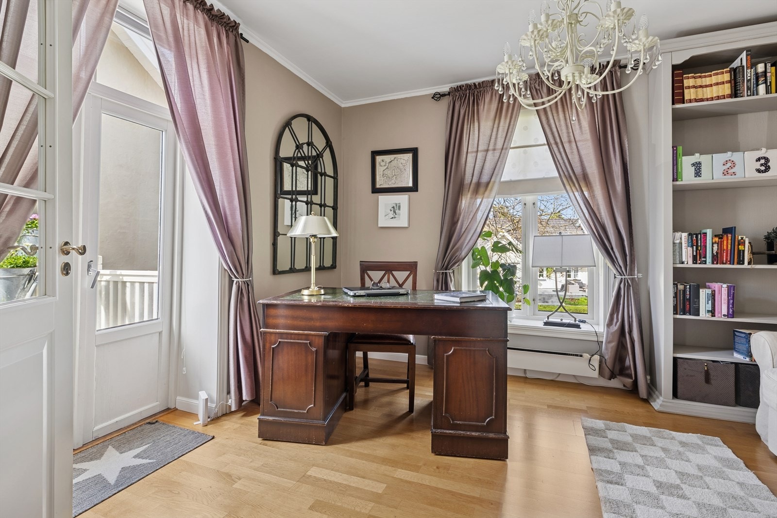 God plass og utgang til privat balkong gir rommet ekstra kvalitet og bruksverdi. Galleribilde