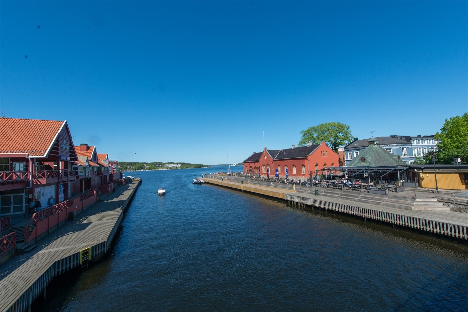 Det er kort vei til Moss sentrum og Moss stasjon hvor det går tog i retning Oslo og Halden. Galleribilde
