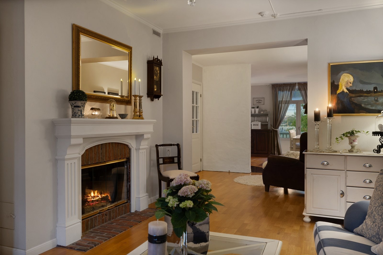 Peisen tilfører både sjel og stil, og gjør stua ekstra innbydende Galleribilde