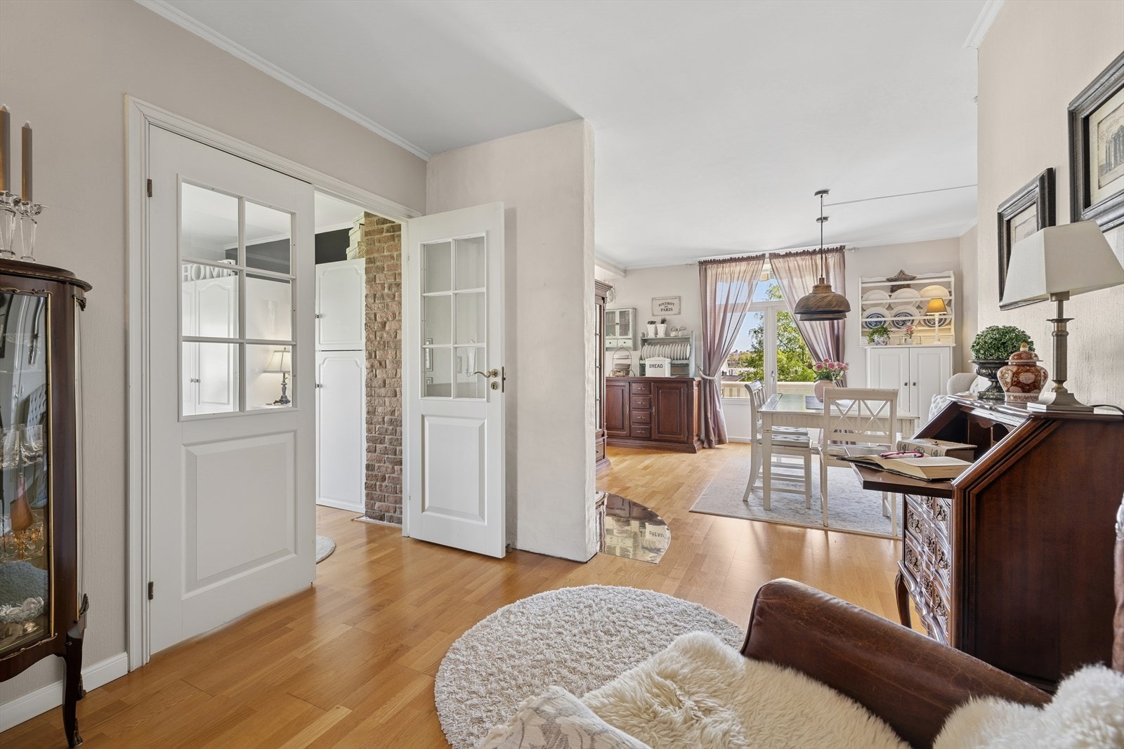 Stuen er delt inn i flere soner, noe som gir god romfølelse og fleksible møbleringsmuligheter Galleribilde