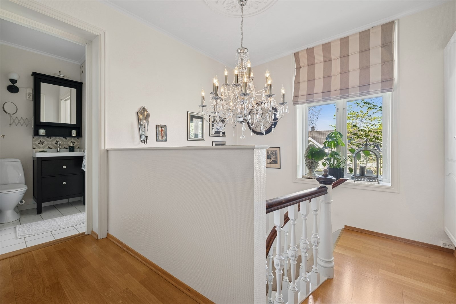 God takhøyde og klassiske detaljer møter deg straks du kommer opp i hovedetasjen Galleribilde