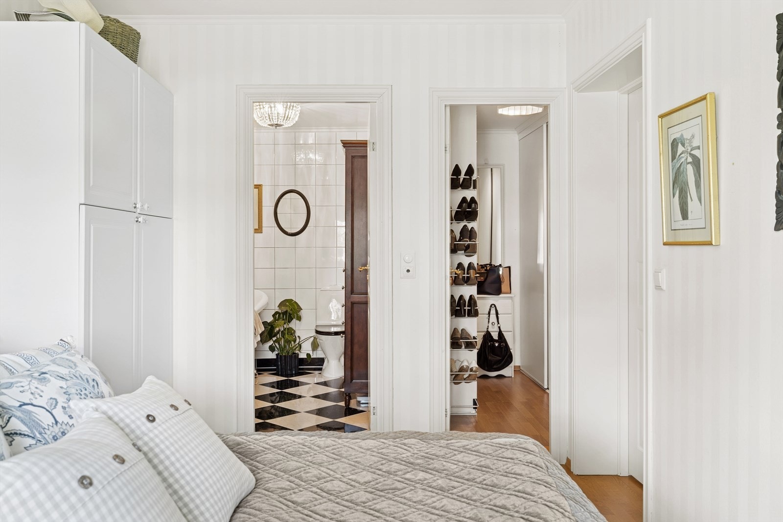 Et lyst og rolig soverom med direkte adkomst til eget bad og rom for walk-in. Galleribilde