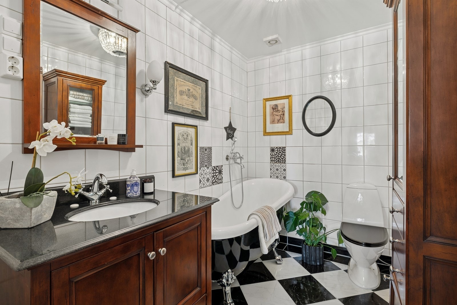 Badet ble oppgradert i 2015, med flislagte overflater og benkeplate i sten. Galleribilde