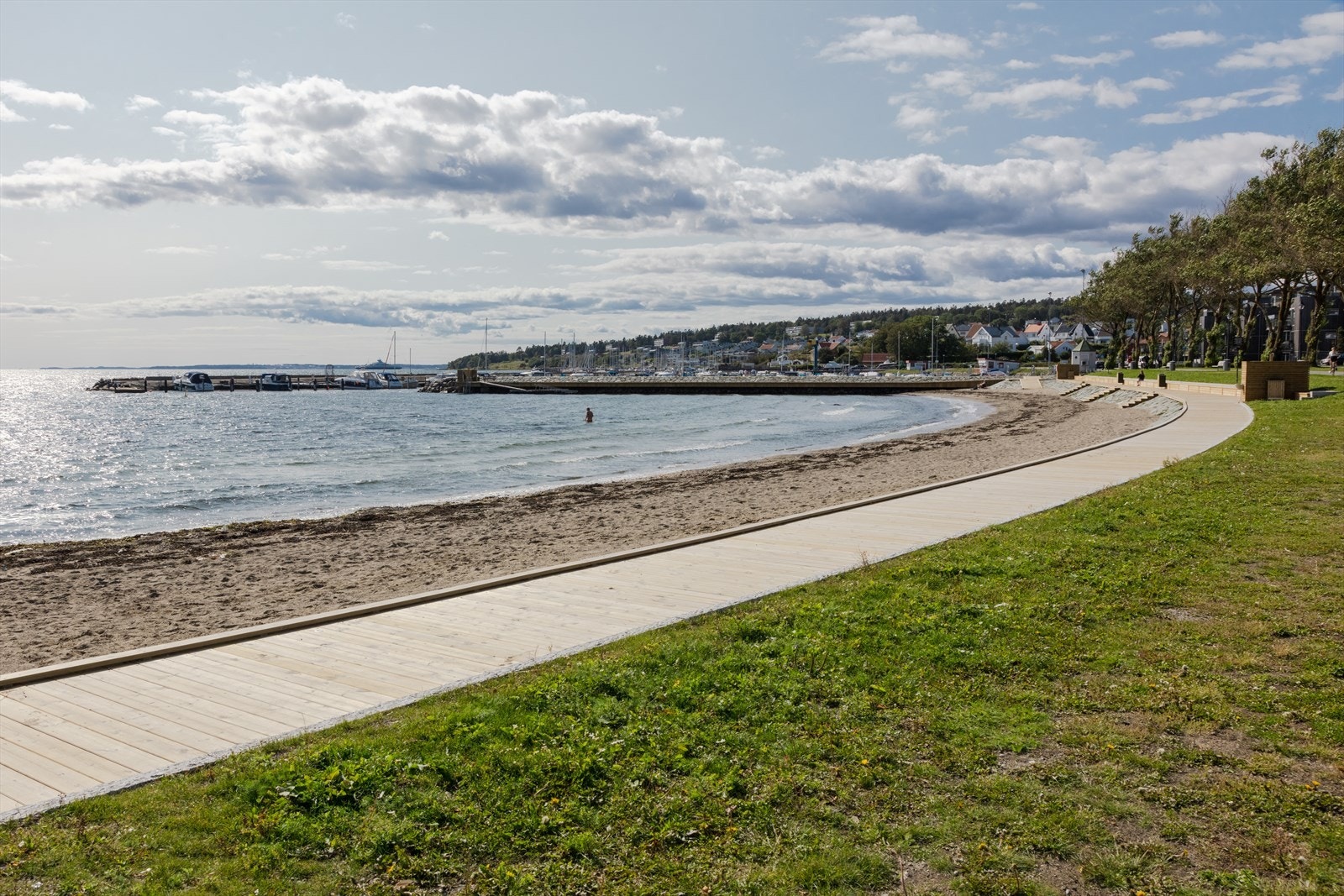 Vårlistranda, Sølystranda, Sjøbadet og Fiskestranden er strender du finner i umiddelbar nærhet. Galleribilde